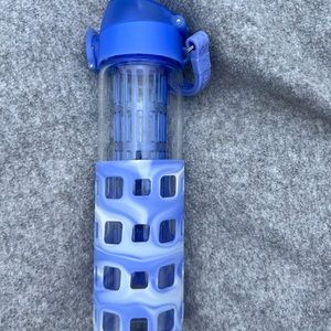 Water bottle with special space for lemon/fruit